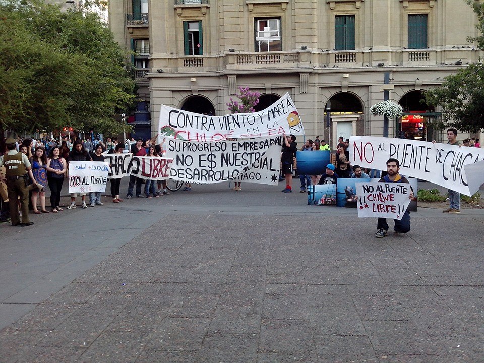 Este lunes chilotes se reúnen frente a la Moneda para exigir NO al Puente en Chacao