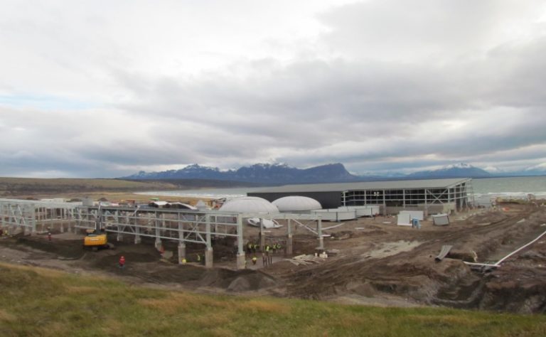 Fiscalizan a salmonera por la masiva extracción de agua de laguna en la Patagonia