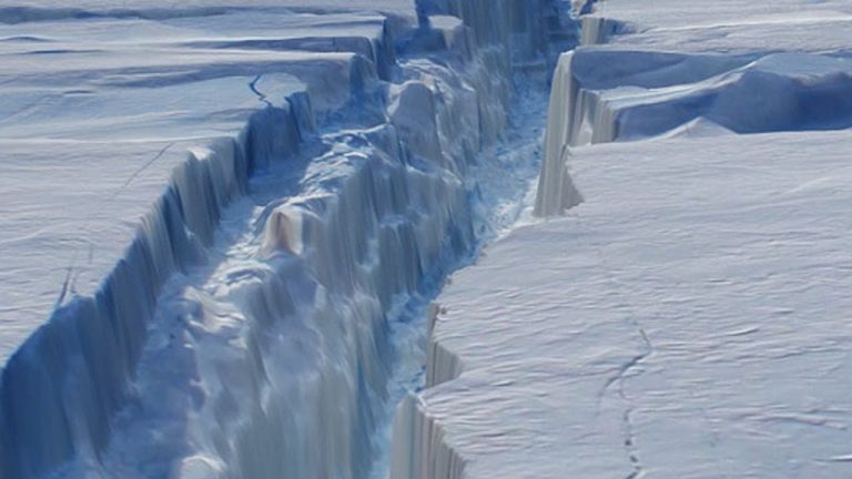 Gigantesco iceberg se desprende de la Antártica. Sería el más grande de su tipo