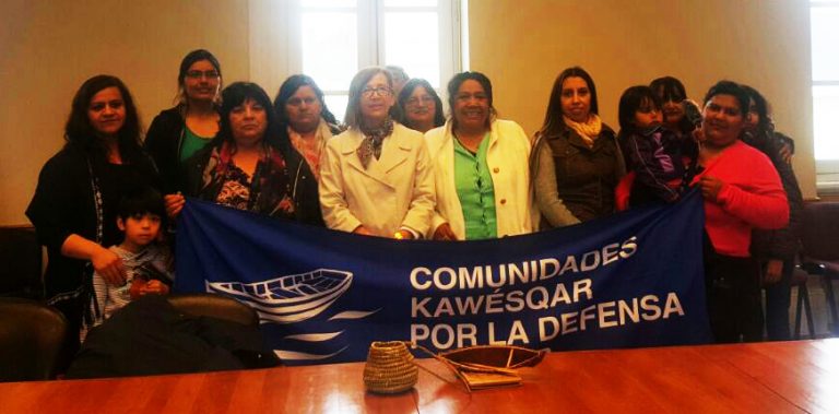 Comunidad kawesqar valora compromiso de Presidenta Bachelet y llama estar vigilantes ante creación de Parque Marino
