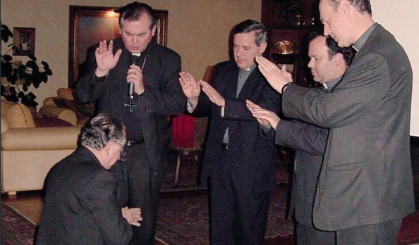 ¿Curas degenerados o curas con vida sexual? La doble vida en el sacerdote corrupto