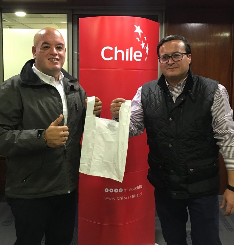 Chilenos crean material que puede erradicar el uso del plástico para producir bolsas