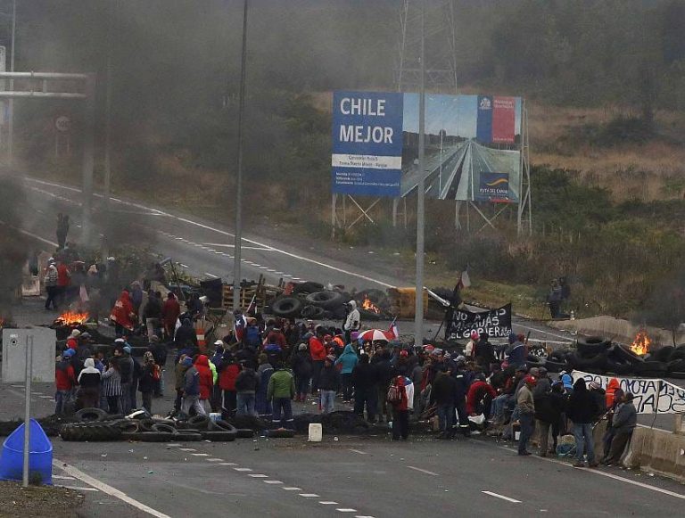 Pescadores de Calbuco bloquean carretera en protesta contra basura salmonera del Seikongen