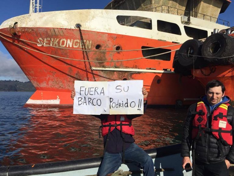 Barco con basura tóxica salmonera se dirige a Puerto Montt