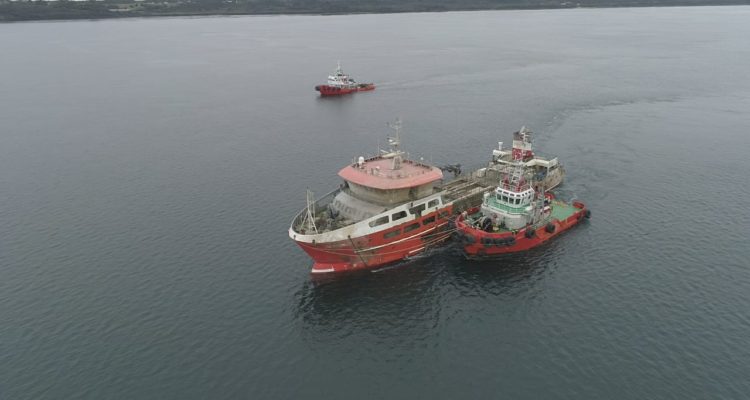 Con resguardo militar y dinero público navega contaminante “Barco salmonero fantasma” que nadie quiere recibir