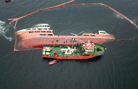 Nadie quiere al barco con salmones muertos: Otra chambonada de salmoneros, Armada y el Gobierno