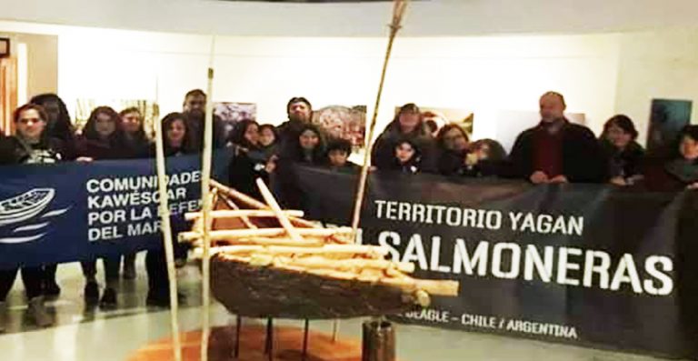 Comunidades Yagán y Kawésqar demandan erradicar modelo neoliberal de salmoneras que invaden territorios indígenas de la Patagonia