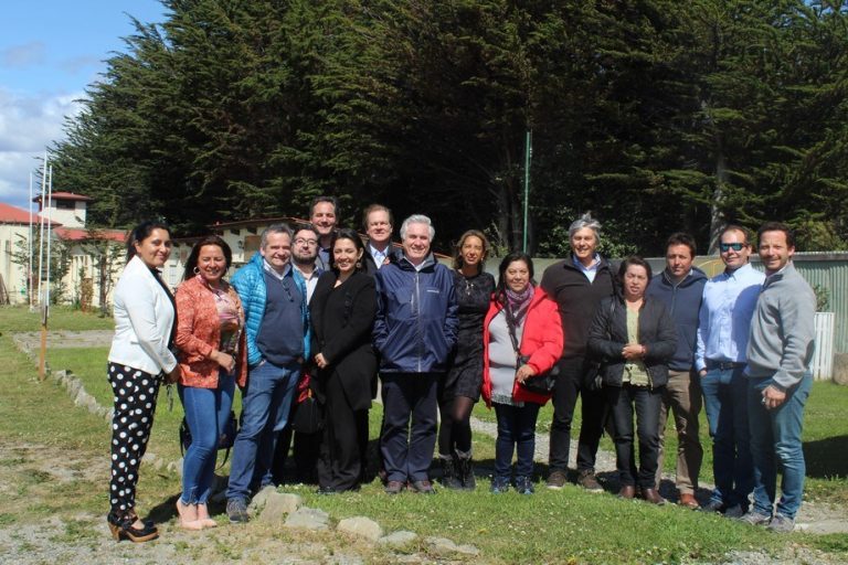 Dividir para Reinar en la Patagonia Salmonera: Empresarios de Magallanes entregan fondos a comunidades indígenas Kawésqar