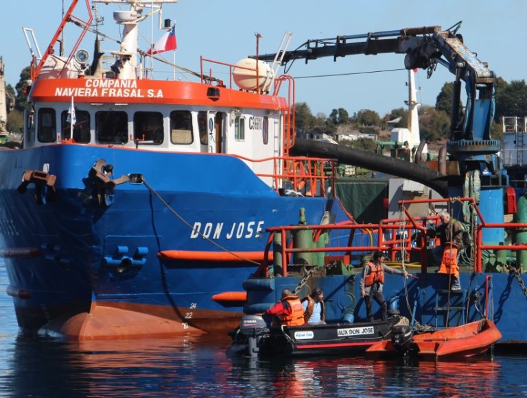 «Extenuante y casi esclavizante sistema laboral» de tripulantes causa accidentes y última muerte en flota de industria salmonera en Chile