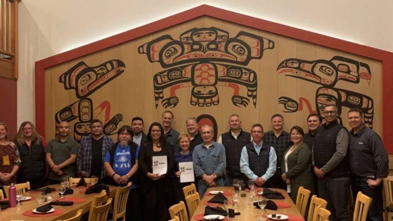 Tras exigencia de Comunidad Indígena para combatir Corona Virus, salmonera Mowi suspende faenas de factoría en Canadá