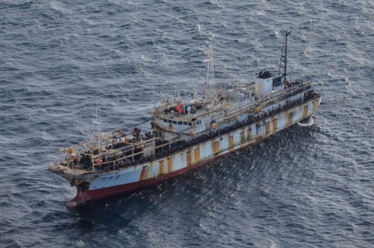 Barcos chinos de pesca ilegal tendrían refugio en puertos chilenos dicen los pescadores artesanales
