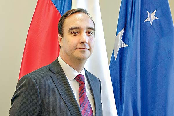Nuevo gobernador electo de Magallanes “congelará» expansión de concesiones salmoneras en la Patagonia