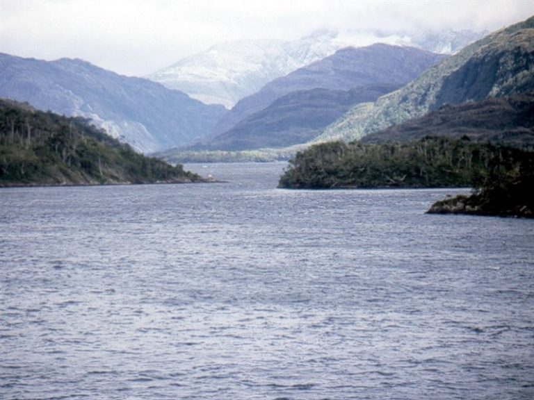 Comunidades kawesqar demandan anular permiso ambiental que autoriza ensanchar canal Kirke en Magallanes