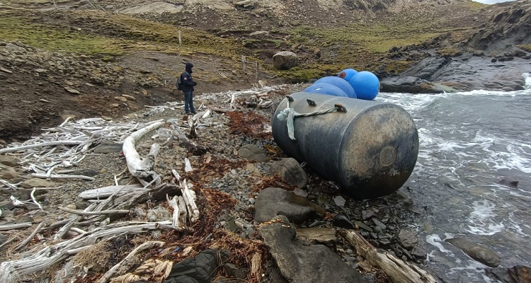 Las últimas andanzas de los salmoneros en la Patagonia: petróleo derramado, basurales y desfile por tribunales