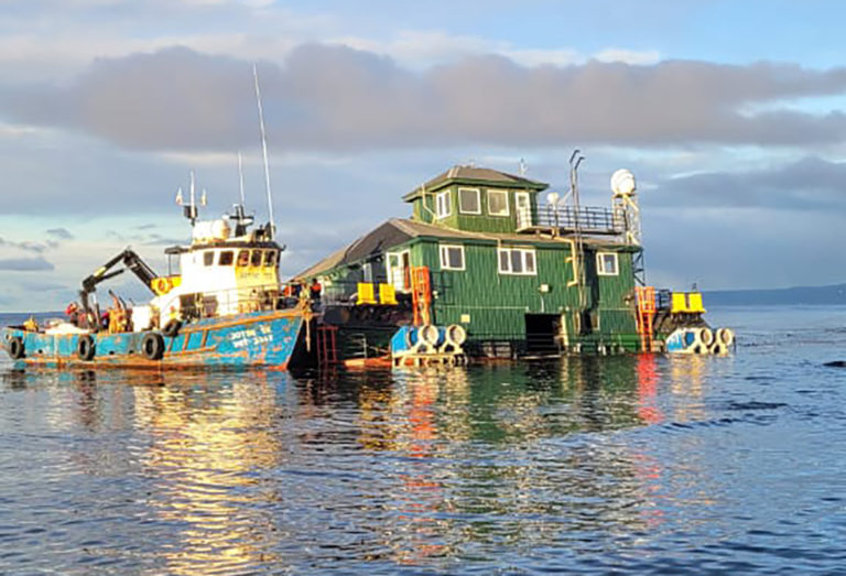 Pescadores de Magallanes preocupados por derrame de petróleo de ponton de salmonera Nova Austral