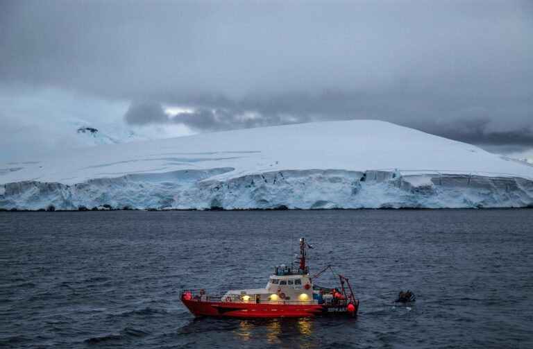 Nave Karpuj completa intensa campaña científica en el océano Austral 